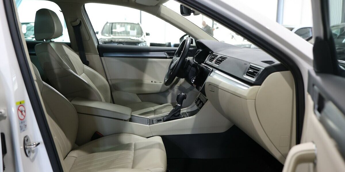 Skoda Superb Combi 2.0 TDI DSG STYLE / WHITE & BEIGE / 108.000 km 21.111 &euro; Hamm 59077