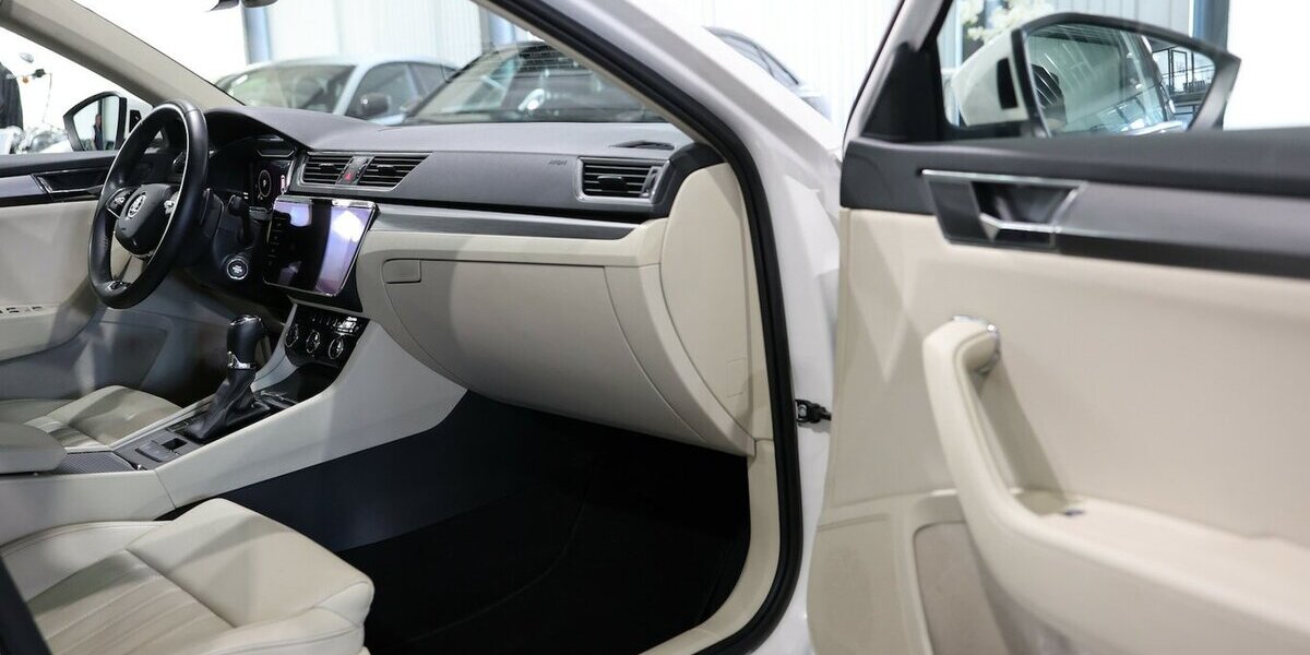 Skoda Superb Combi 2.0 TDI DSG STYLE / WHITE & BEIGE / 108.000 km 21.111 &euro; Hamm 59077