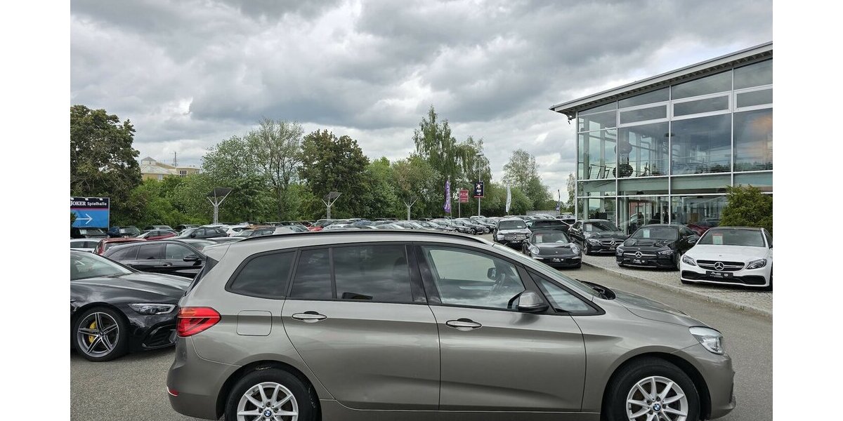 BMW 218 Active Tourer d ADVANTAGE/7-SITZER/AHK/KLIMA 179.900 km 12.900 &euro; Villingen-Schwenningen 78054
