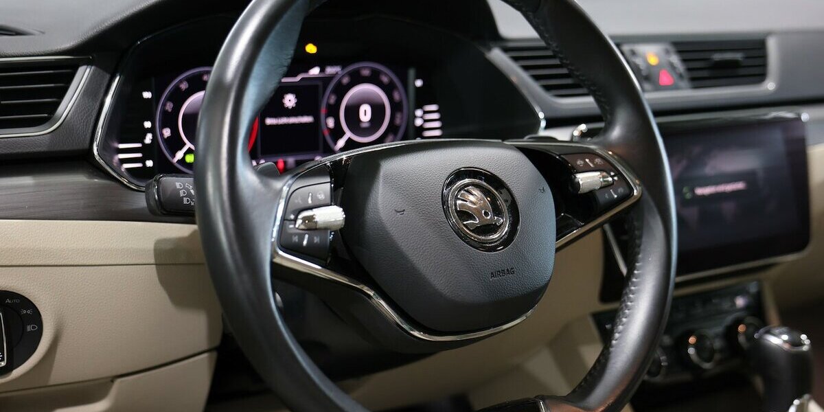 Skoda Superb Combi 2.0 TDI DSG STYLE / WHITE & BEIGE / 108.000 km 21.111 &euro; Hamm 59077