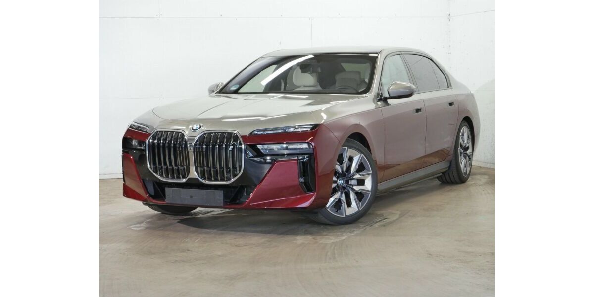 BMW i7 3.300 km 123.240 &euro; Paderborn 33100
