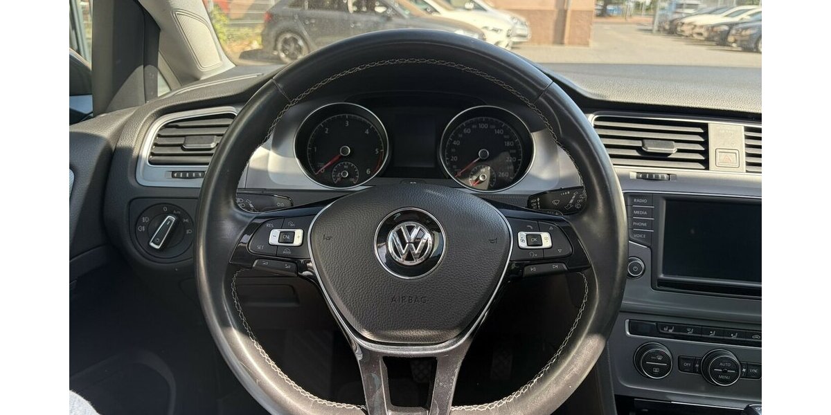 VW Golf Lounge BMT / Panorama / AHK / Navi / Xenon 130.000 km 14.890 &euro; Mönchengladbach 41066