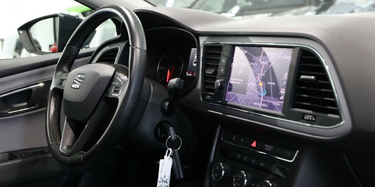Seat Leon 1.6 TDI STYLE / NAVI-PLUS+APPLE+ANDROID 111.000 km 12.111 &euro; Hamm 59077